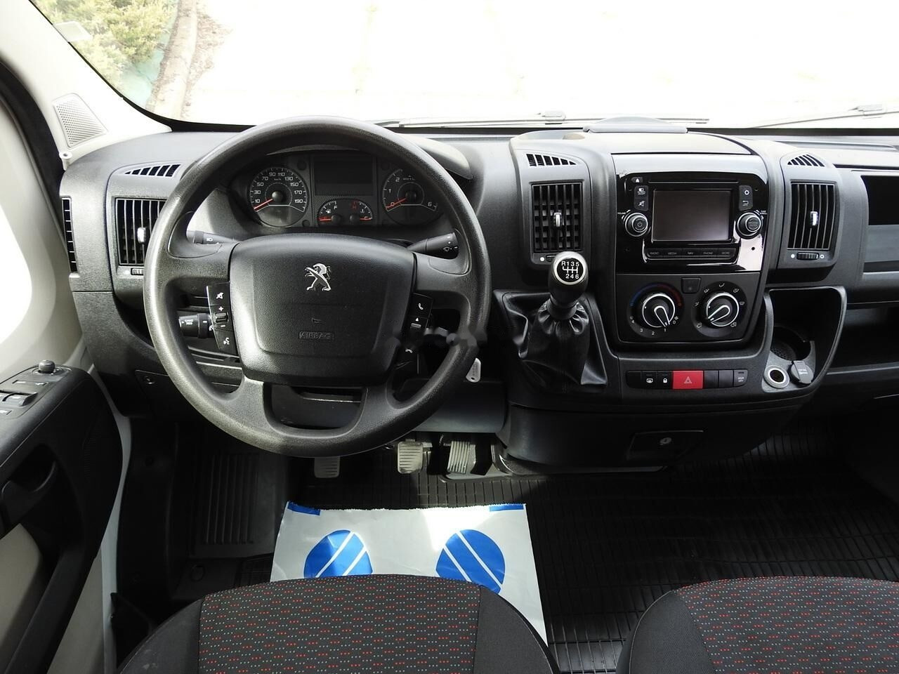 Furgon, Dostavno vozilo sa duplom kabinom Peugeot Boxer Van: slika 15