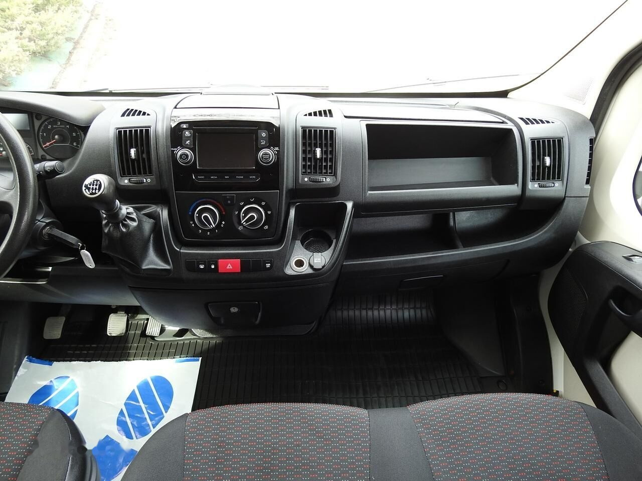 Furgon, Dostavno vozilo sa duplom kabinom Peugeot Boxer Van: slika 17