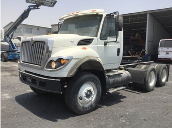 International 7600 - Kamion sa golom šasijom i zatvorenom kabinom