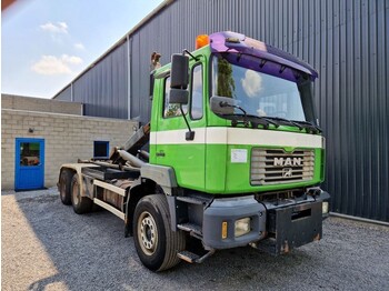 MAN 33.414 F2000 LAMMES-BLATT-SPRING /FREINS TAMBOURS / DRUM BRAKES / NAAFREDUCTIE / MANUAL-SCHALT - kamion sa hidrauličnom kukom