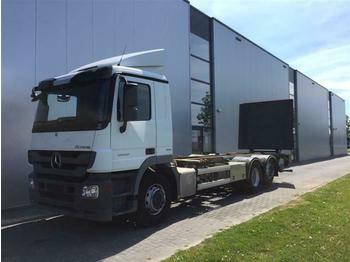 Kamion sa golom šasijom i zatvorenom kabinom Mercedes-Benz ACTROS 2532 6X2 BDF EURO 5: slika 1
