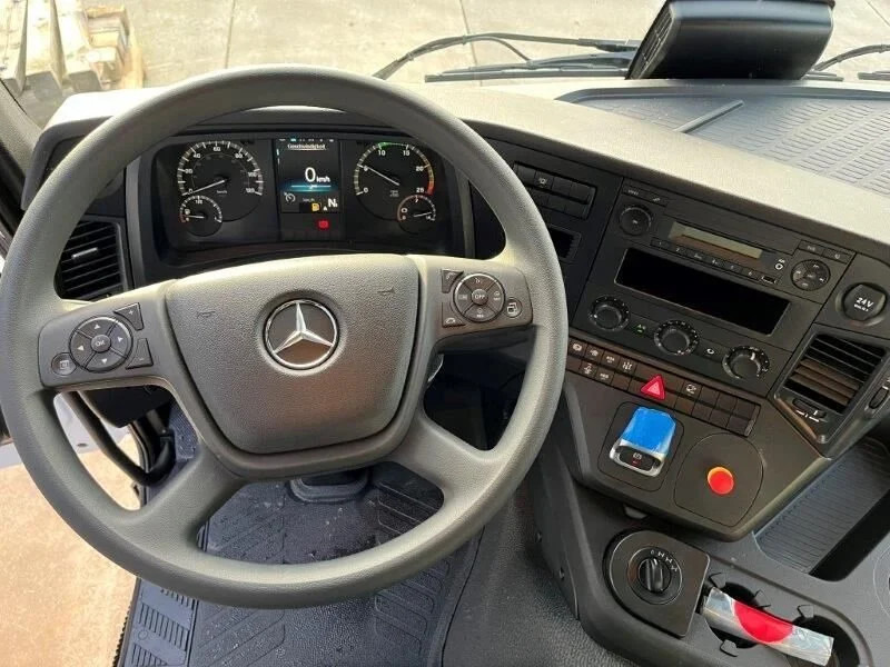 Kamion sa golom šasijom i zatvorenom kabinom novi Mercedes-Benz Arocs 4040 A 6x6 Chassis Cabin (5 units): slika 15