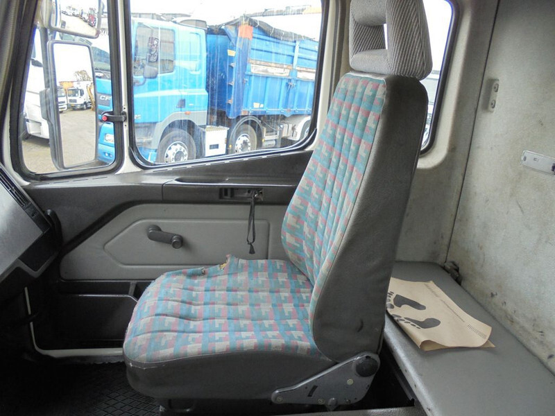 Kamion sa golom šasijom i zatvorenom kabinom Mercedes-Benz SK 2527 + Manual + 6x2: slika 15