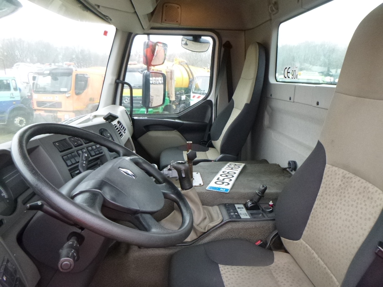 Kamion sa golom šasijom i zatvorenom kabinom Renault Kerax 380 DXI 4x4 Euro 5 chassis + PTO: slika 16