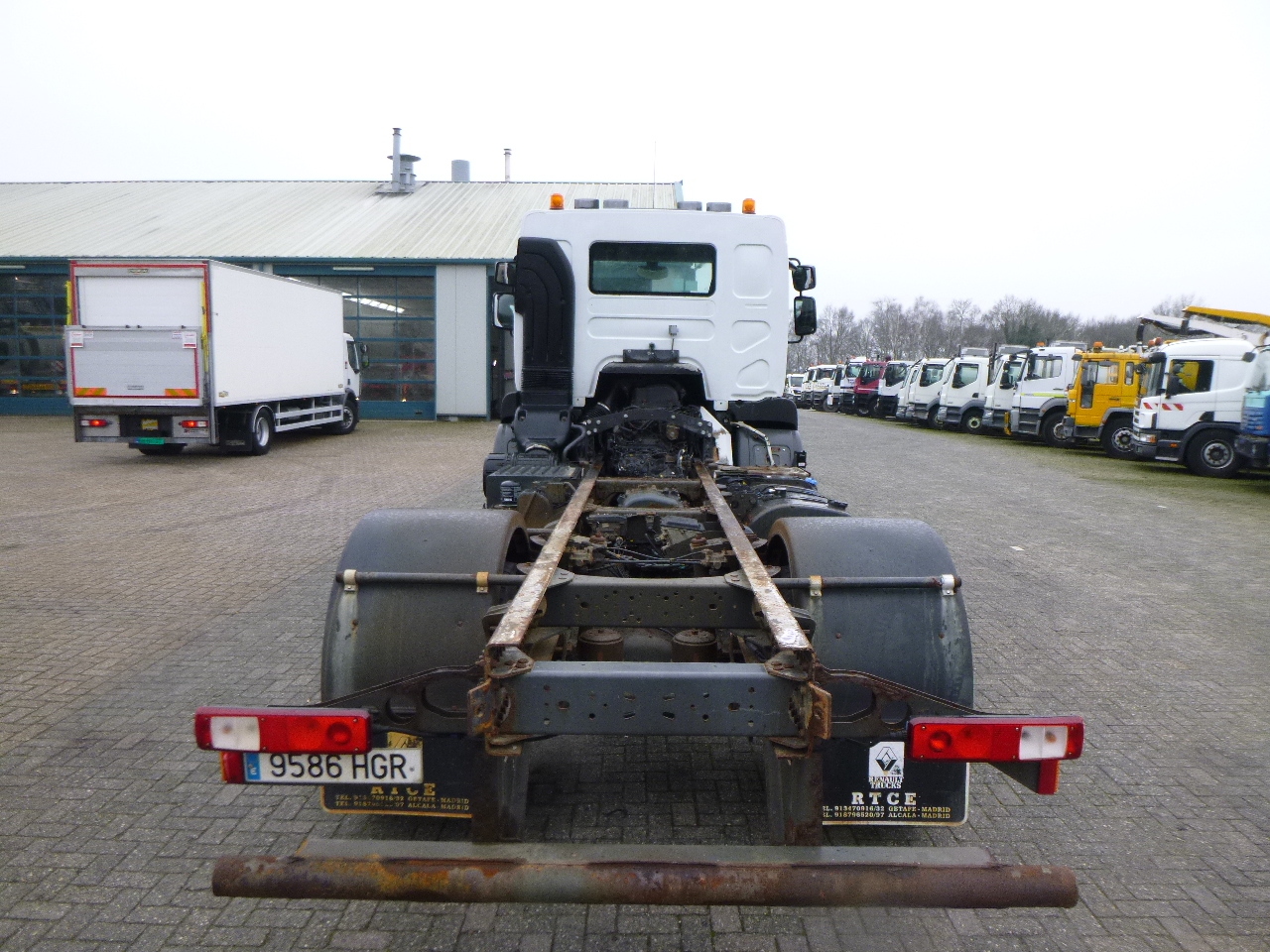Kamion sa golom šasijom i zatvorenom kabinom Renault Kerax 380 DXI 4x4 Euro 5 chassis + PTO: slika 5
