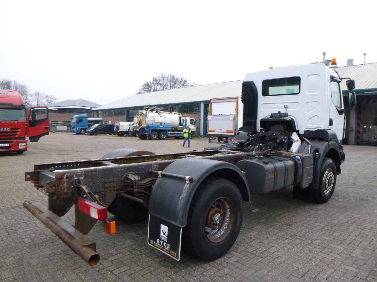 Kamion sa golom šasijom i zatvorenom kabinom Renault Kerax 380 DXI 4x4 Euro 5 chassis + PTO: slika 4