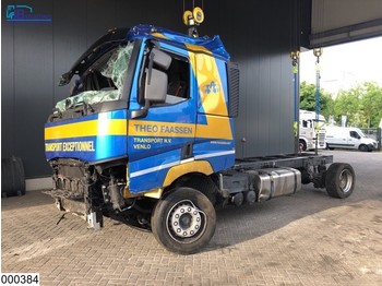 Kamion sa golom šasijom i zatvorenom kabinom Renault T 480 EURO 6, Damaged truck: slika 1