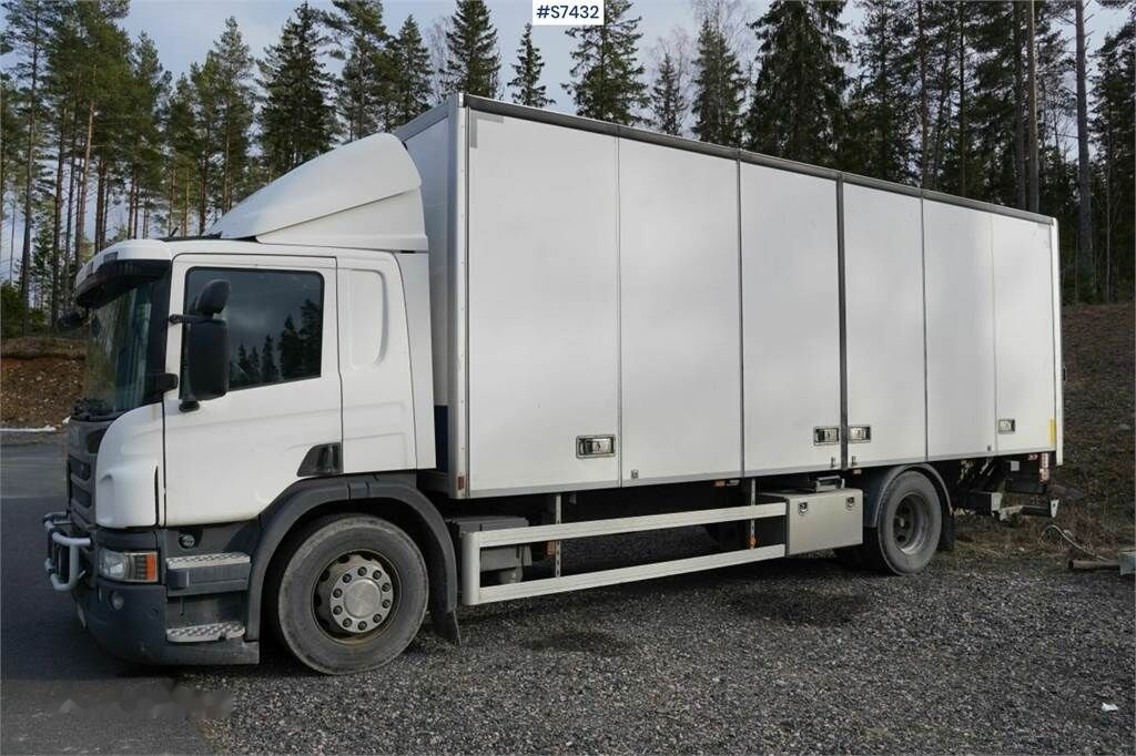 Kamion sa zatvorenim sandukom Scania P360 med openable left side: slika 2