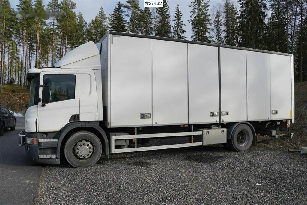 Kamion sa zatvorenim sandukom Scania P360 med openable left side: slika 34