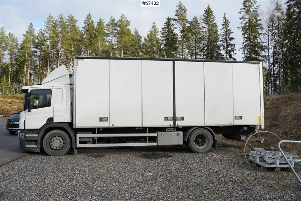 Kamion sa zatvorenim sandukom Scania P360 med openable left side: slika 33