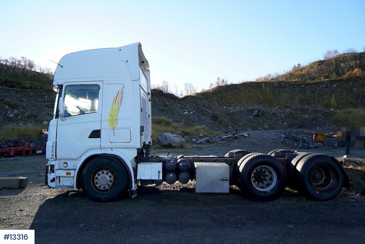 Kamion sa golom šasijom i zatvorenom kabinom Scania R124: slika 6
