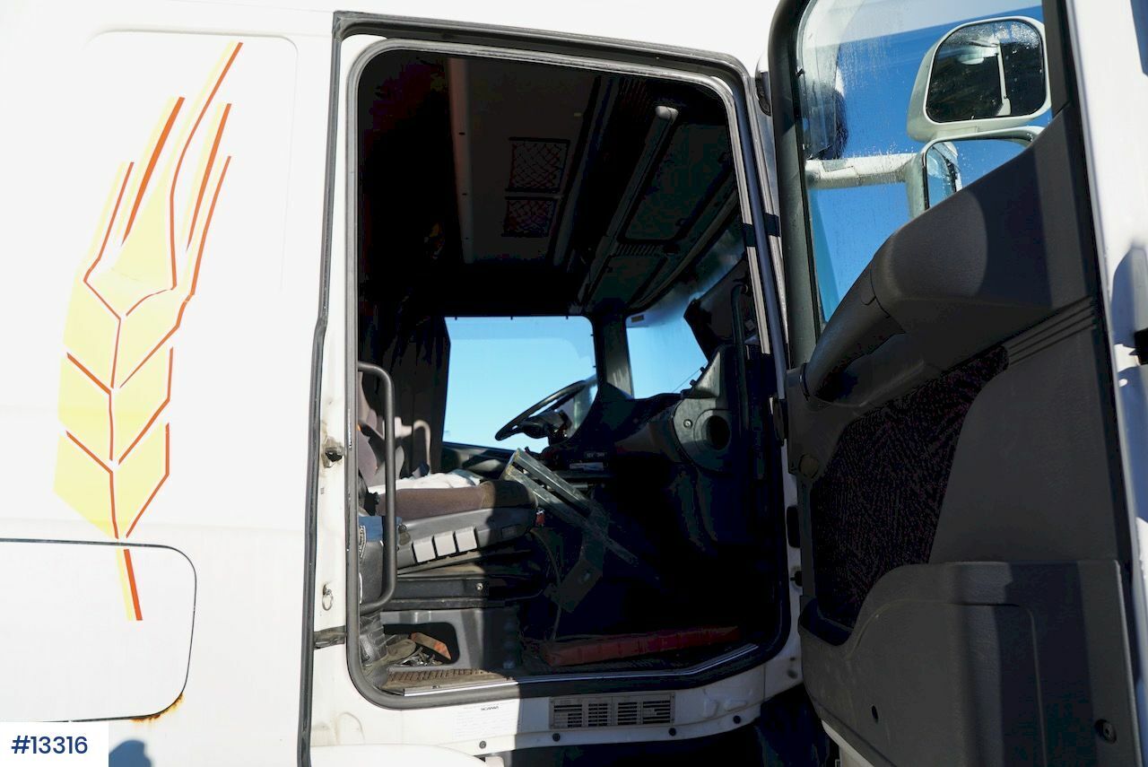 Kamion sa golom šasijom i zatvorenom kabinom Scania R124: slika 19