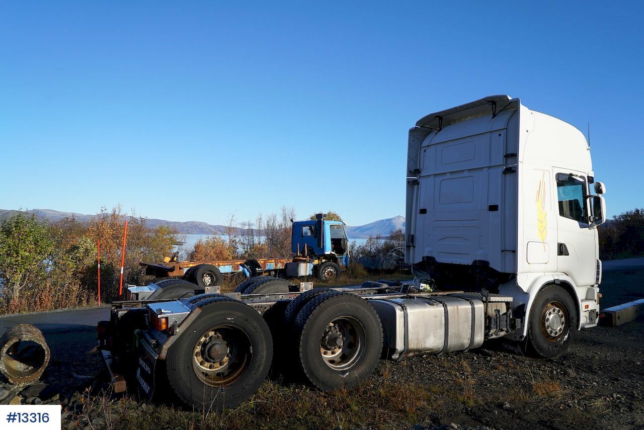 Kamion sa golom šasijom i zatvorenom kabinom Scania R124: slika 32