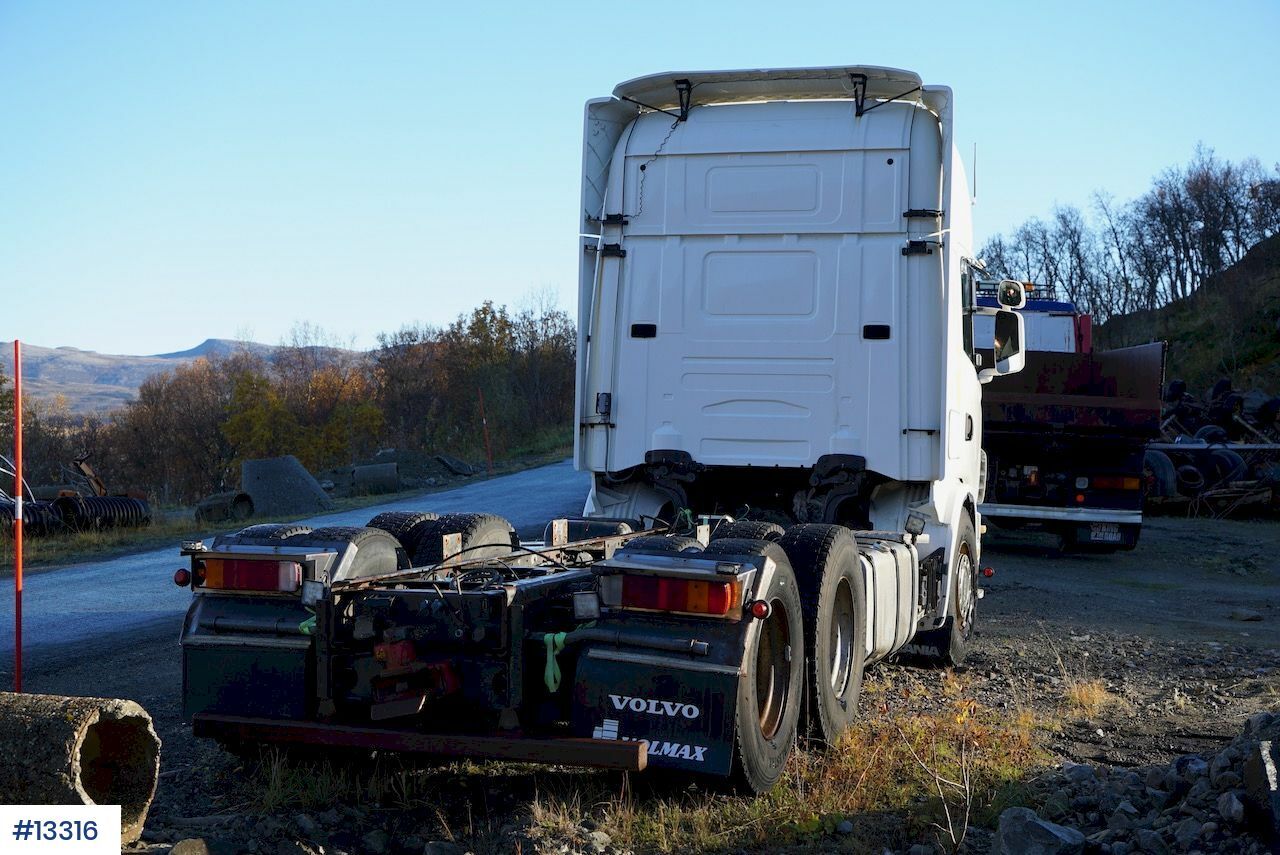 Kamion sa golom šasijom i zatvorenom kabinom Scania R124: slika 3