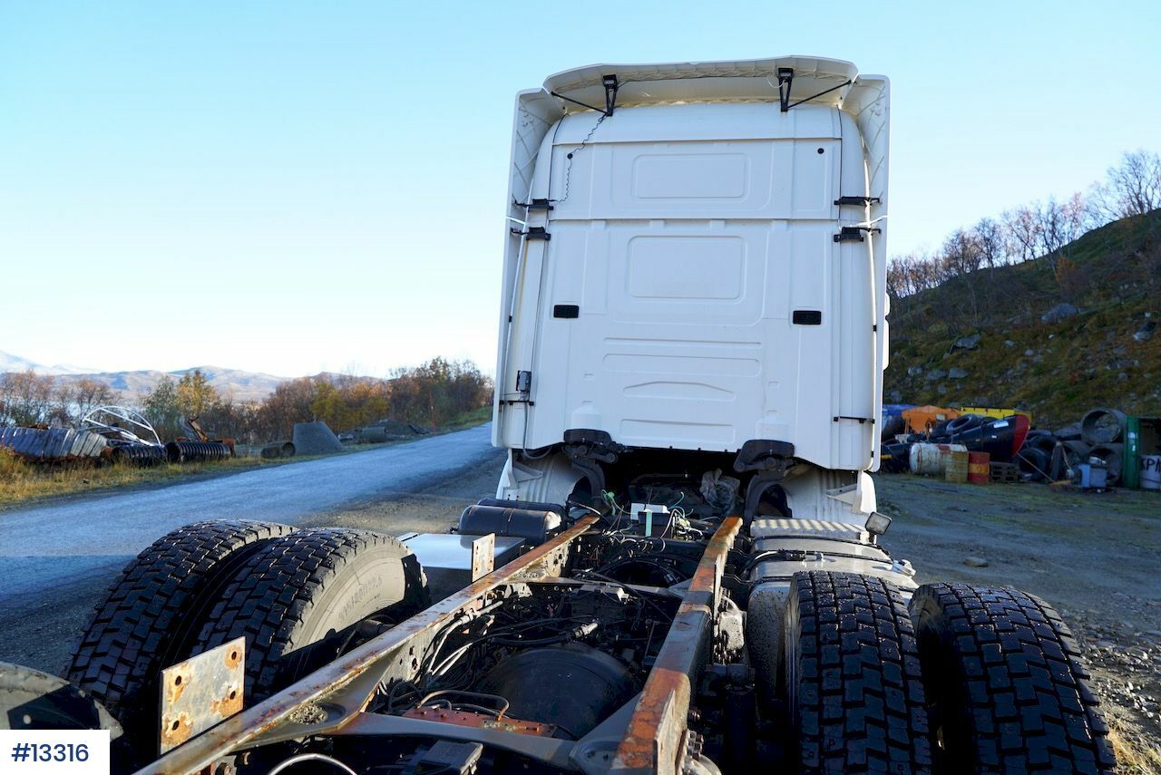 Kamion sa golom šasijom i zatvorenom kabinom Scania R124: slika 33