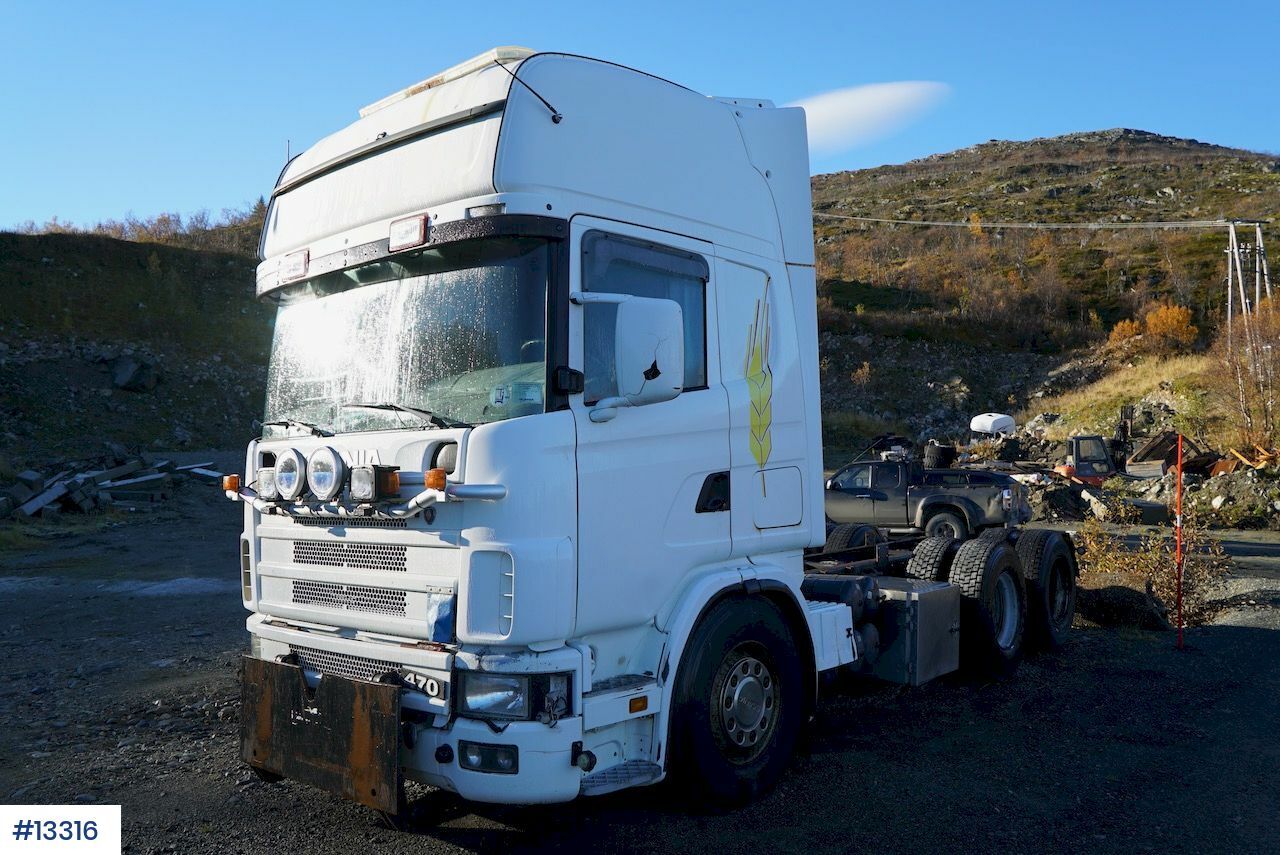 Kamion sa golom šasijom i zatvorenom kabinom Scania R124: slika 29