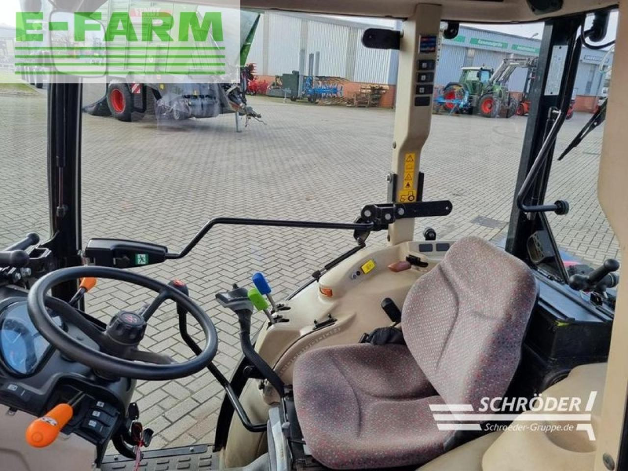 Traktor Massey Ferguson 3709 v cab essential: slika 8
