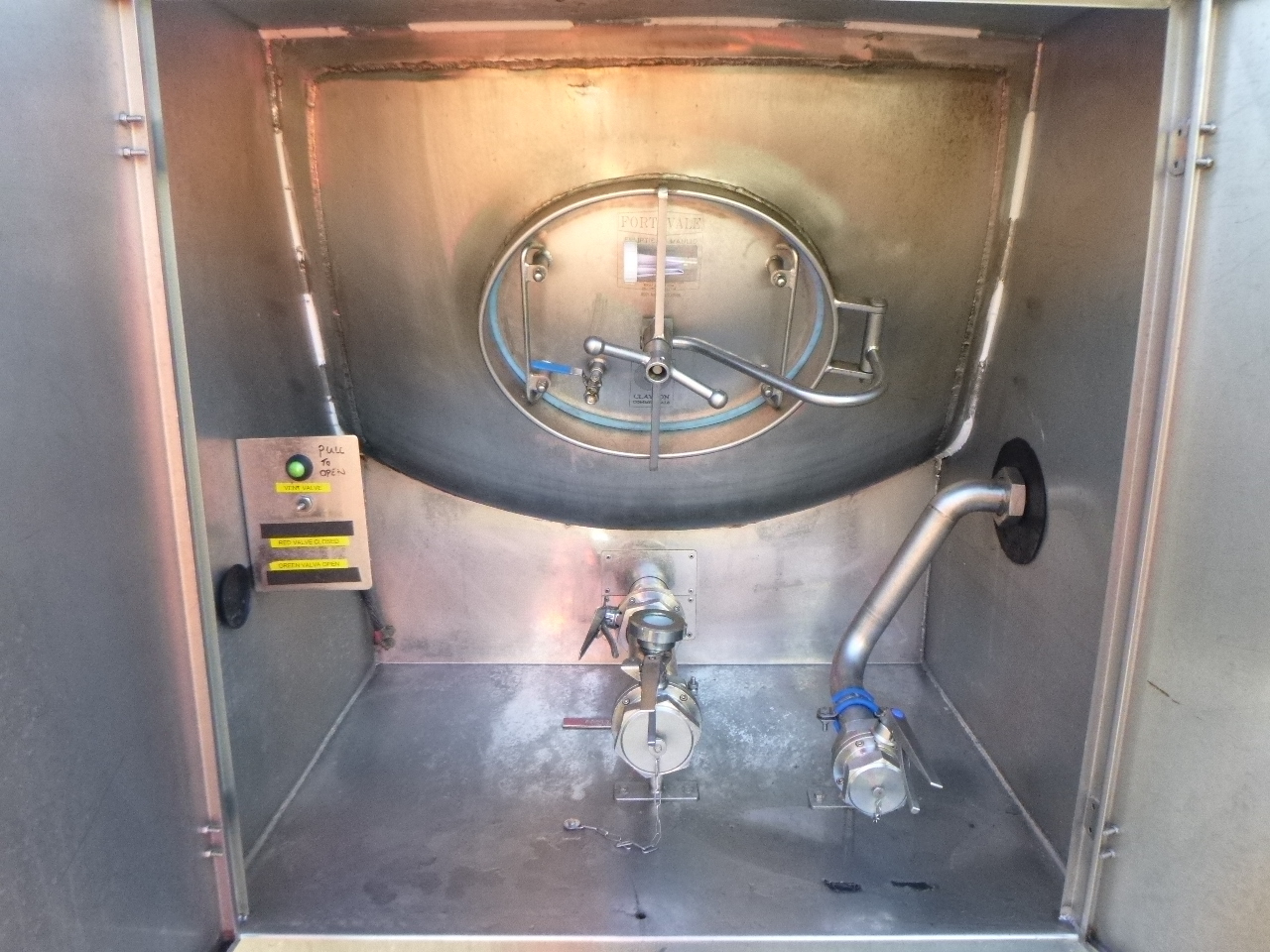 Poluprikolica cisterna za prevoz hrane Clayton Food tank inox 30 m3 / 1 comp: slika 10