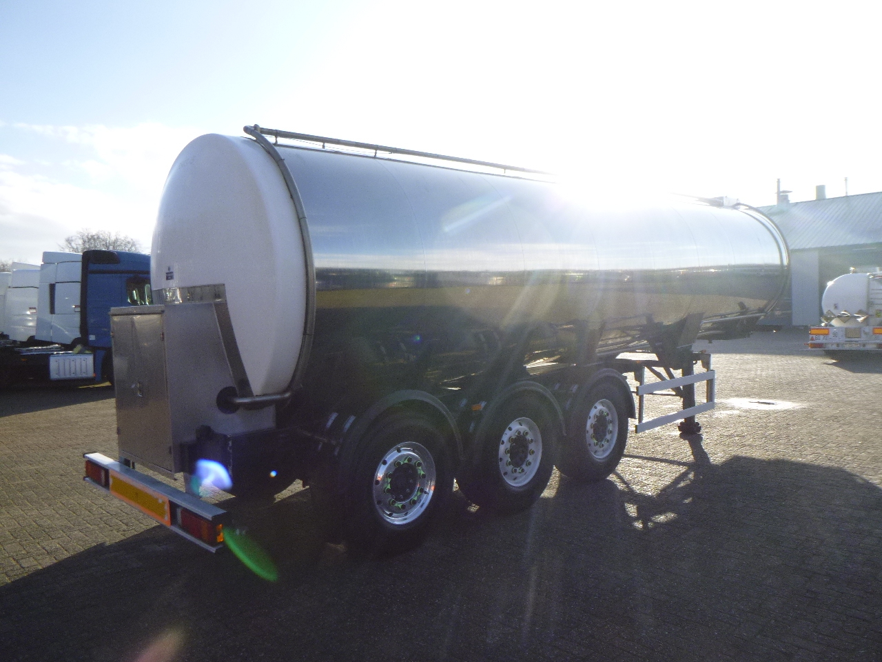 Poluprikolica cisterna za prevoz hrane Clayton Food tank inox 30 m3 / 1 comp: slika 4