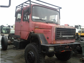 Kamion sa golom šasijom i zatvorenom kabinom IVECO Magirus