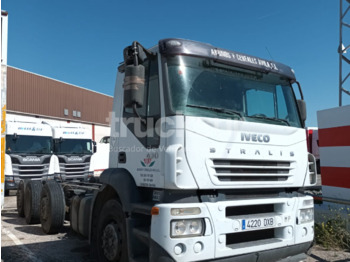 Kamion sa golom šasijom i zatvorenom kabinom IVECO Stralis