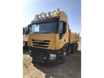 Kamion sa tovarnim sandukom IVECO Stralis