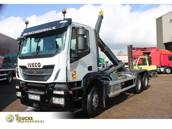 Kamion sa hidrauličnom kukom IVECO Stralis