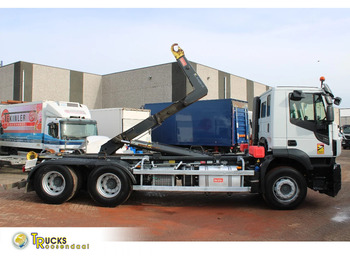 Kamion sa hidrauličnom kukom IVECO Stralis