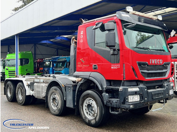 Kamion sa hidrauličnom kukom IVECO Trakker