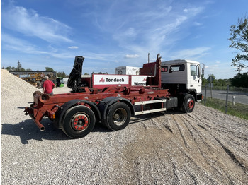 Kamion sa hidrauličnom kukom MAN