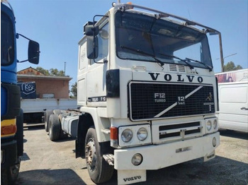 Kamion sa golom šasijom i zatvorenom kabinom VOLVO F12