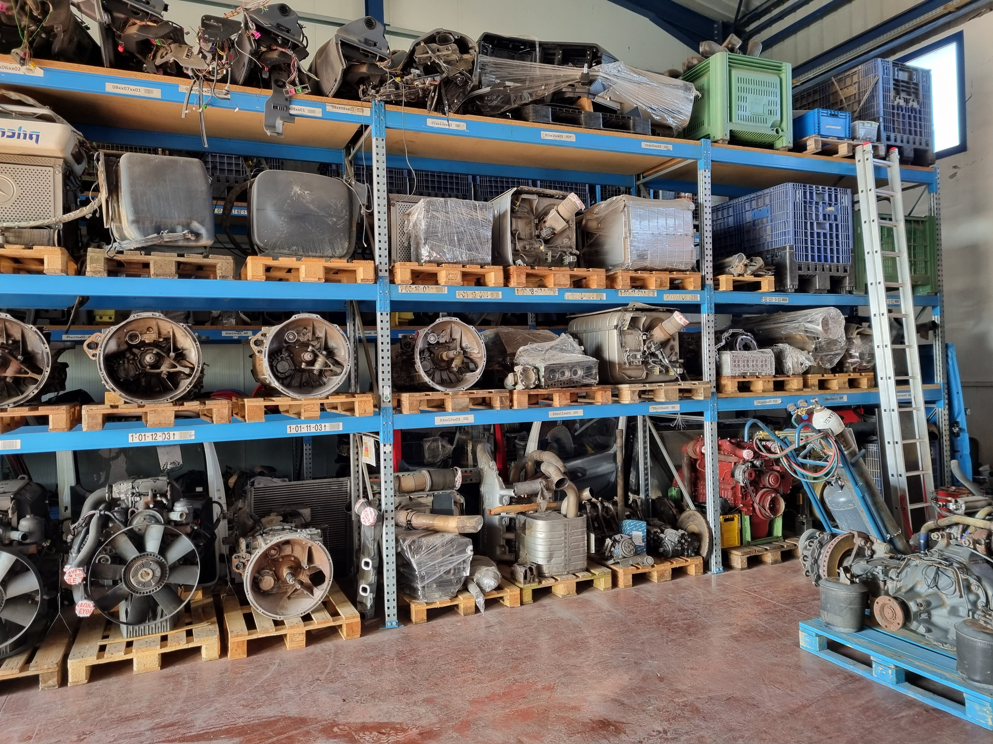 GERGOLAS SERVICE & SPARE PARTS - vozila za prodaju undefined: slika 4