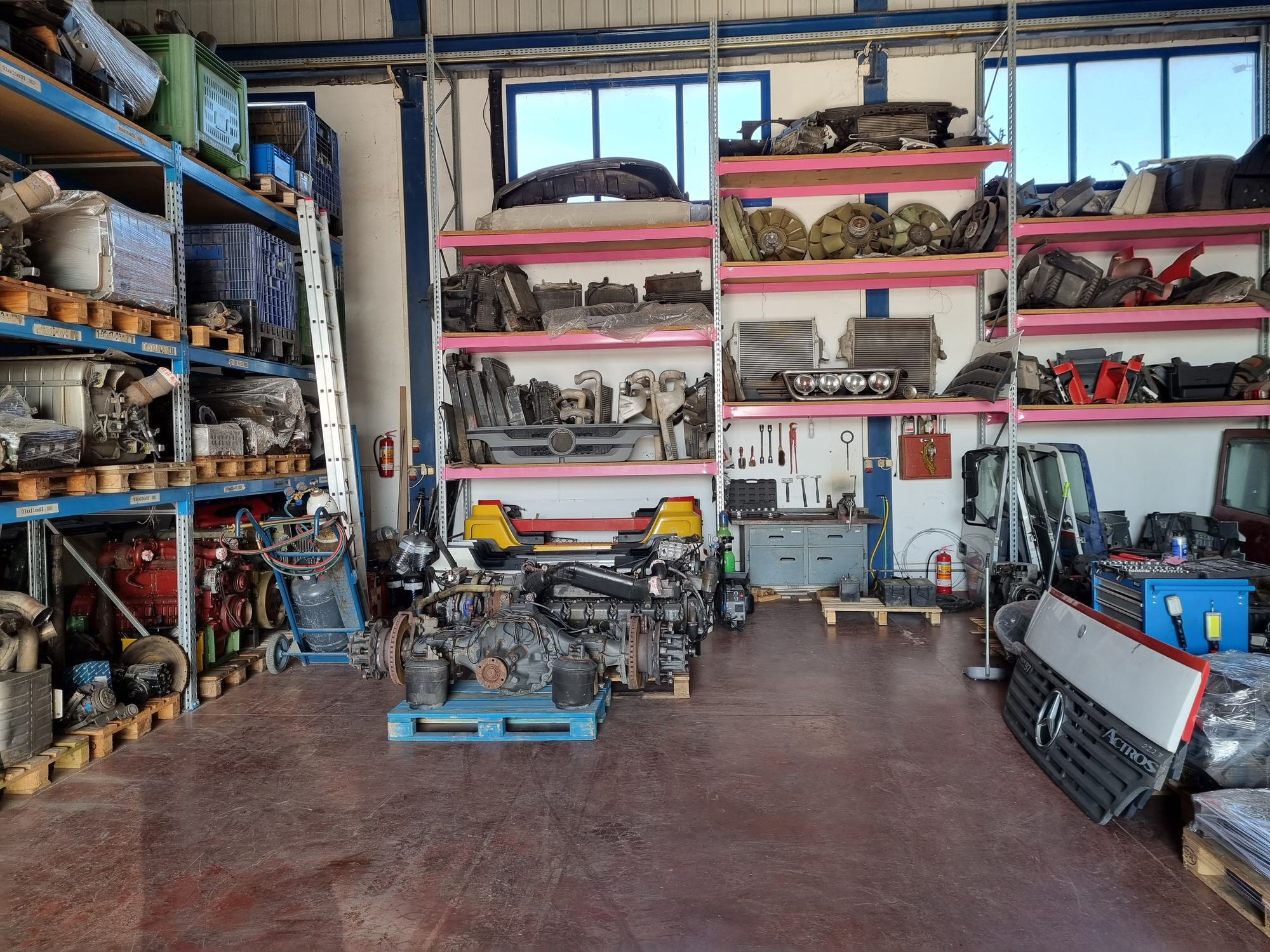 GERGOLAS SERVICE & SPARE PARTS - vozila za prodaju undefined: slika 2