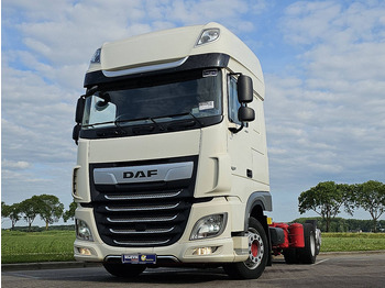 Kamion sa golom šasijom i zatvorenom kabinom DAF XF 480