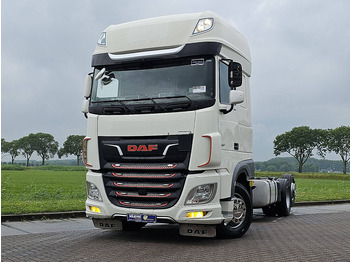 Kamion sa golom šasijom i zatvorenom kabinom DAF XF 480