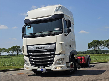 Kamion sa golom šasijom i zatvorenom kabinom DAF XF 480
