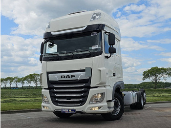 Kamion sa golom šasijom i zatvorenom kabinom DAF XF 480