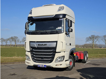 Kamion sa golom šasijom i zatvorenom kabinom DAF XF 480