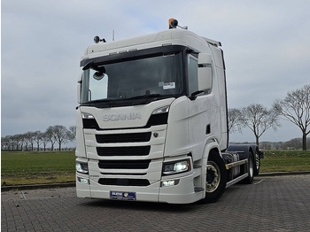 Kamion sa golom šasijom i zatvorenom kabinom SCANIA R 500