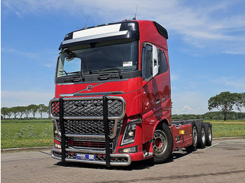 Kamion sa golom šasijom i zatvorenom kabinom VOLVO FH