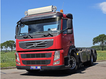 Kamion sa golom šasijom i zatvorenom kabinom VOLVO FM11 330