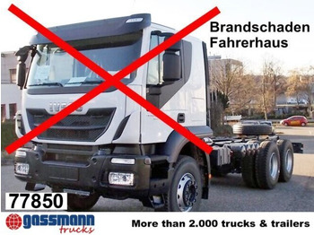 Kamion sa golom šasijom i zatvorenom kabinom IVECO Trakker