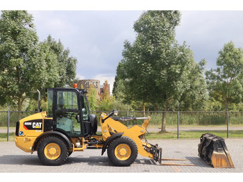 Utovarivač točkaš CATERPILLAR 906M