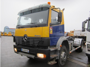 Kamion sa hidrauličnom kukom MERCEDES-BENZ Atego 1823