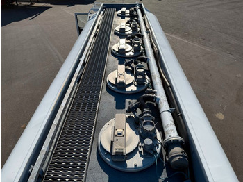 Interior photo 1: Kamion cisterna Volvo FM460 8x2*6 24.000 l. ADR Tank Volvo FM460 8x2*6 24.000 l. ADR Tanktruck