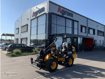 Zglobni utovarivač JCB