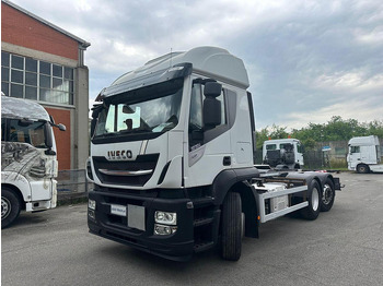 Kamion sa golom šasijom i zatvorenom kabinom IVECO Stralis 460