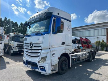 Kamion sa golom šasijom i zatvorenom kabinom MERCEDES-BENZ Actros 2545