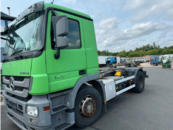 Kamion sa golom šasijom i zatvorenom kabinom MERCEDES-BENZ Actros 1832