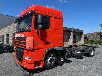 Kamion sa golom šasijom i zatvorenom kabinom DAF XF 105 410